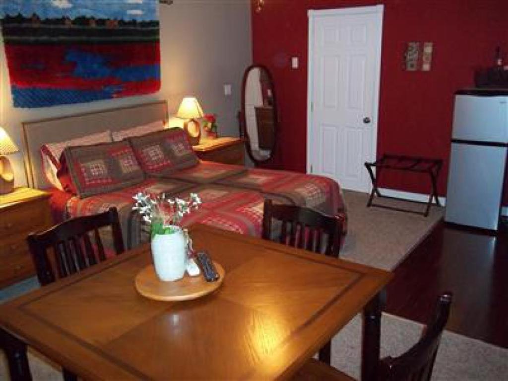 Tin Brook Bed & Breakfast Walden Room photo