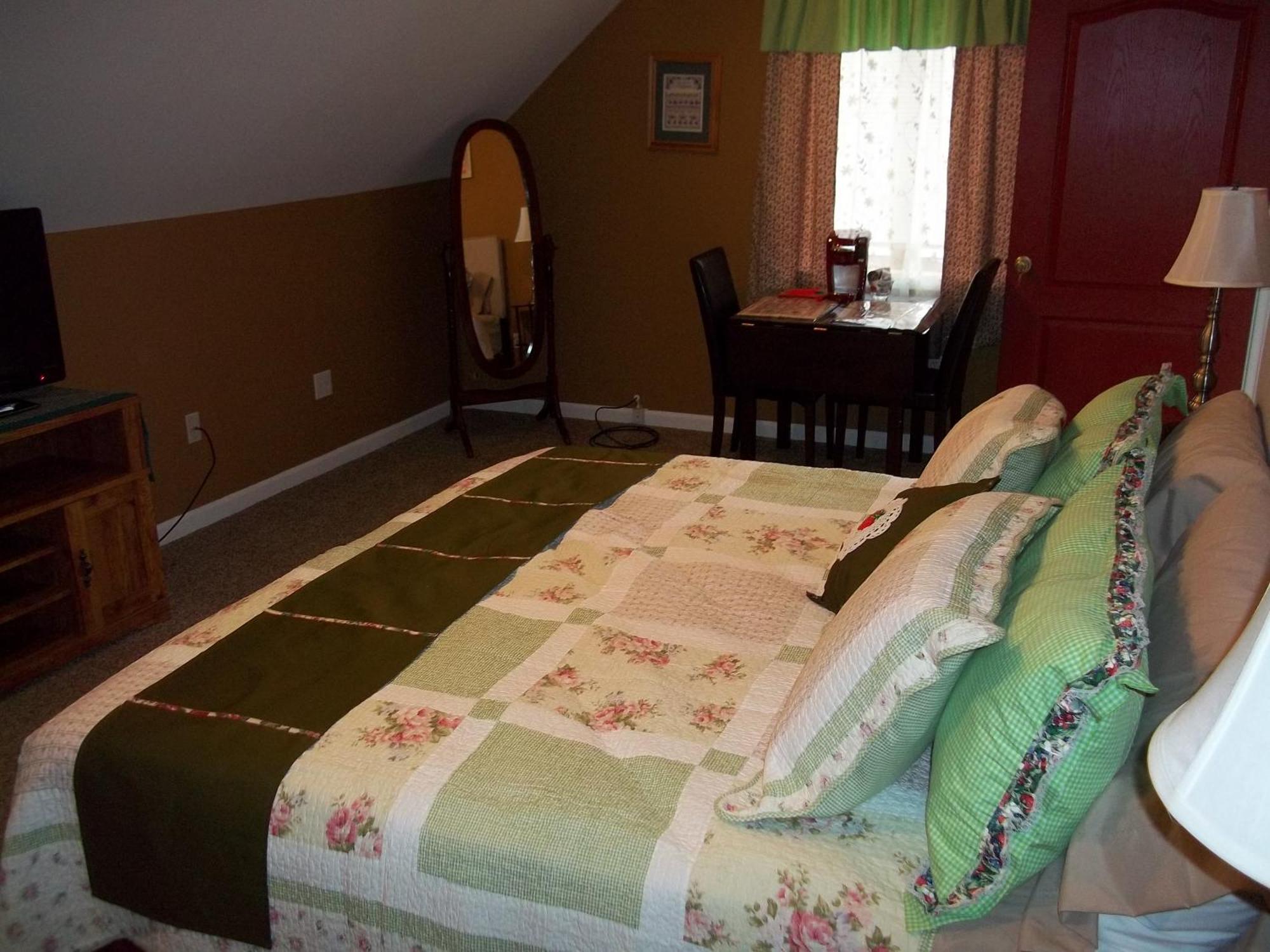 Tin Brook Bed & Breakfast Walden Room photo