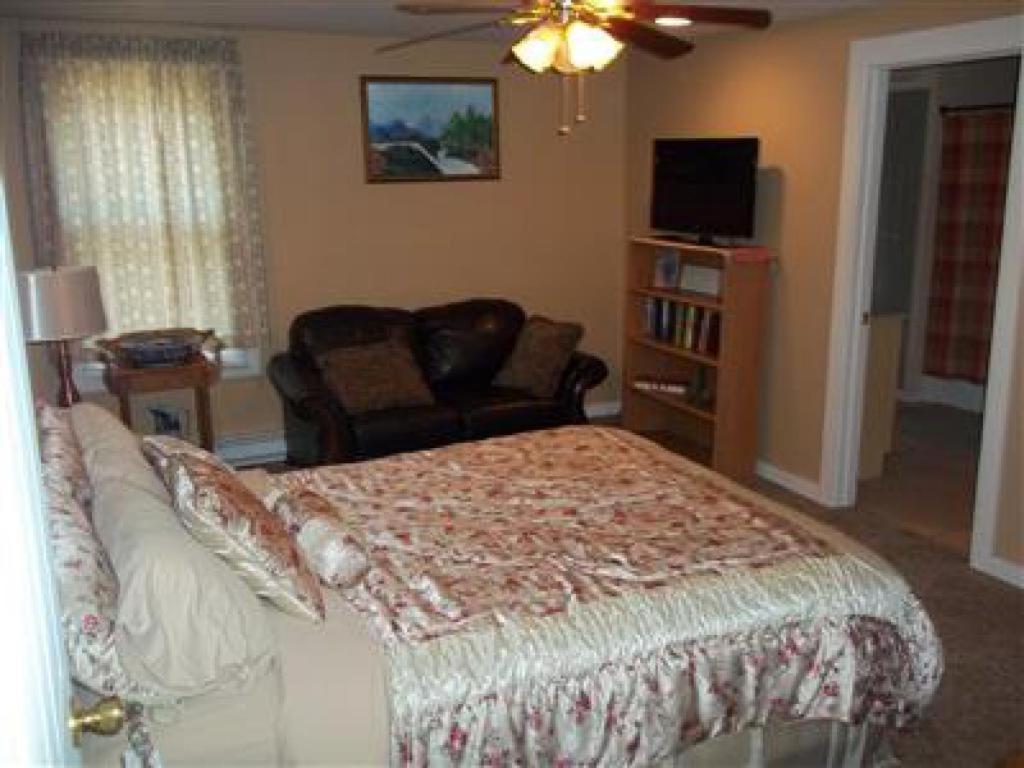 Tin Brook Bed & Breakfast Walden Room photo